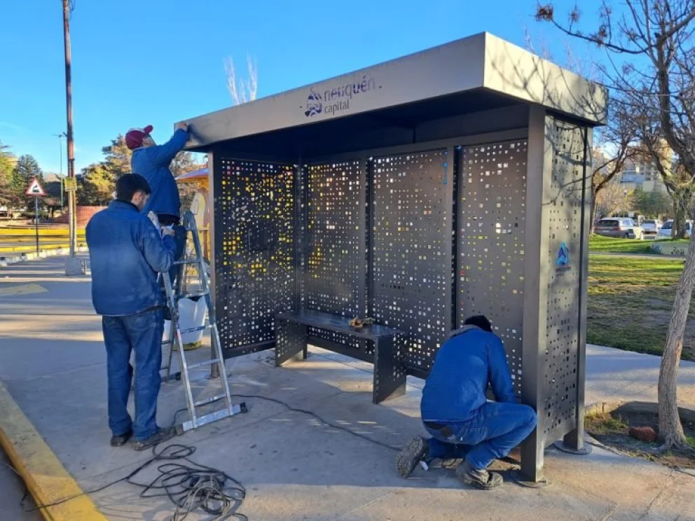 Garita de colectivos instalada por la Municipalidad de Neuquén en uno de los barrios de la capital.