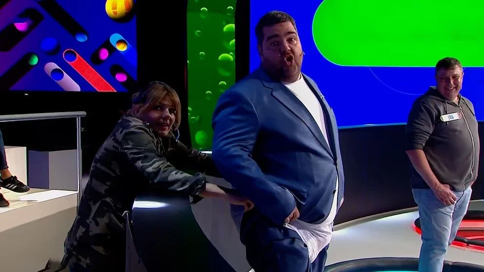 Darío Barassi intentó probarse un pañal para adultos en vivo en Ahora Caigo y protagonizó un divertido momento con su equipo de producción. (Foto: eltrece)