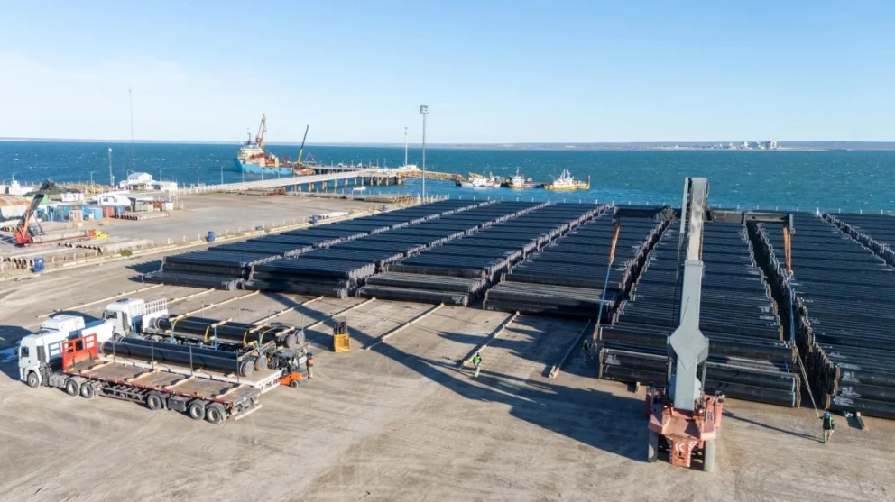 El Puerto de San Antonio Este continúa recibiendo caños para la construcción del gasoducto que abastecerá el proyecto de exportación de GNL de Southern Energy.