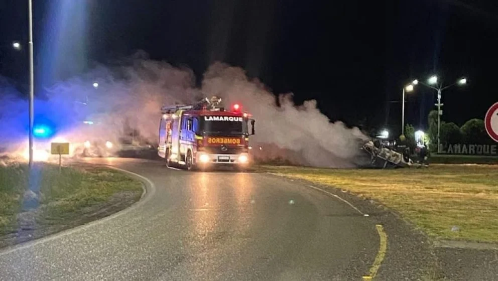 Vuelco e incendio en Lamarque. 