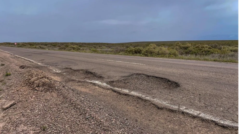 El mal estado de la calzada está agravado por la falta de mantenimiento por parte de Vialidad Nacional. Foto: gentileza