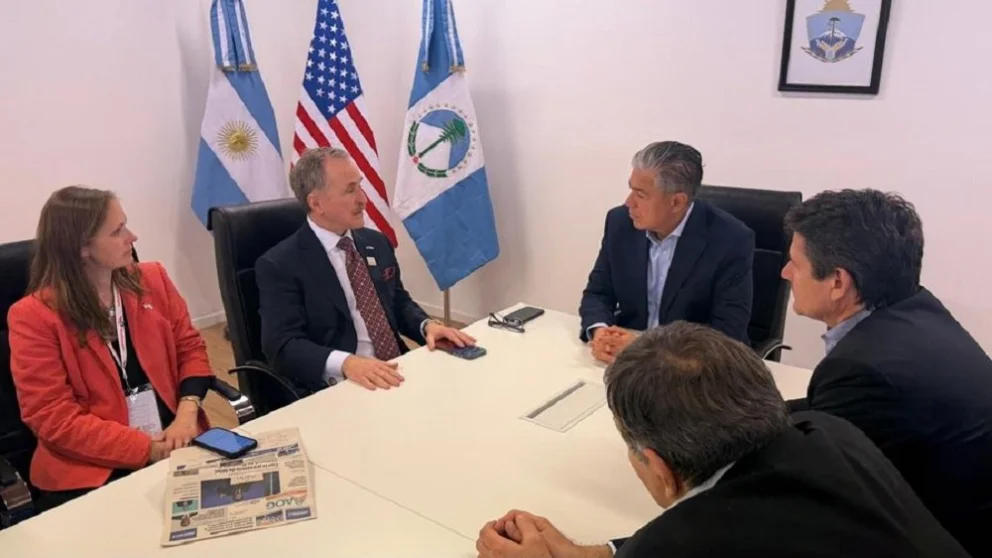 El gobernador neuquino se reunió con Peter Lamelas, junto al intendente Mariano Gaido y el ministro de Economía Guillermo Koenig. Foto: X