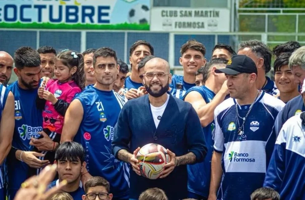 Dani Alves en su visita al plantel formoseño. Foto: gentileza