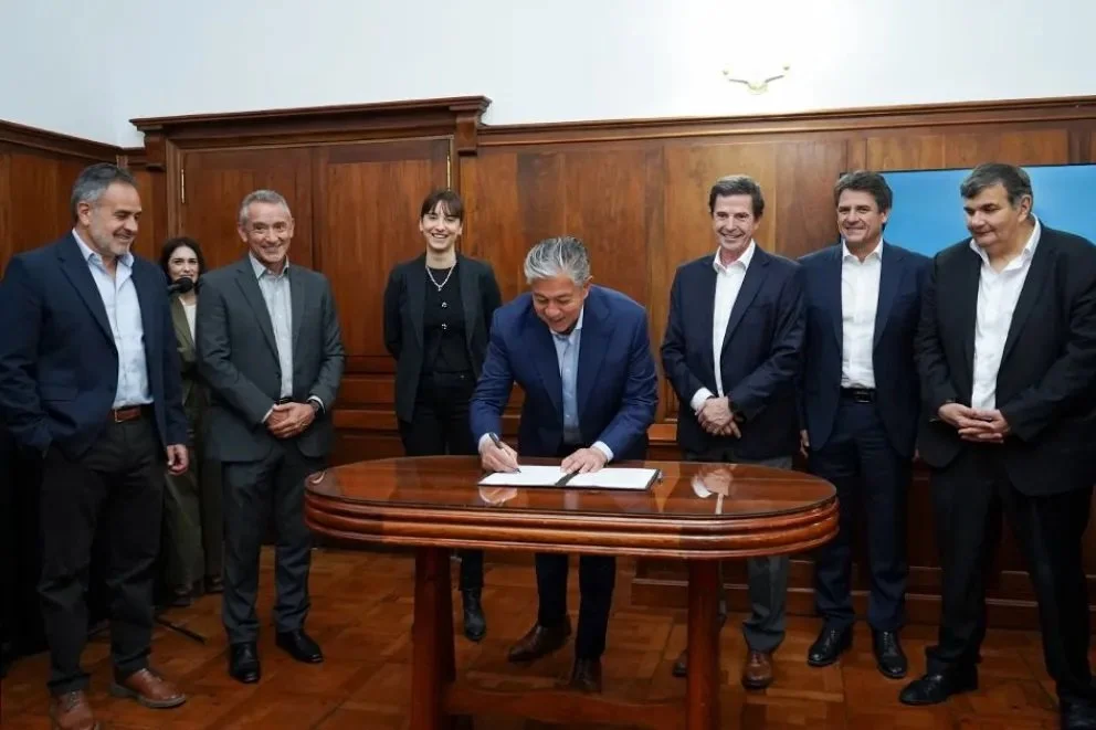 El gobernador Rolando Figueroa recibió los proyectos presentados por las 11 operadoras de Vaca Muerta. Foto: Neuquén Informa