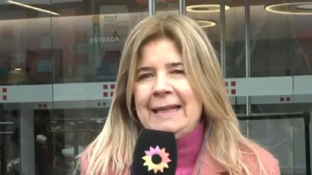 El camarógrafo que la acompañó fue golpeado e insultado por un colega. Fuente: El Trece.
