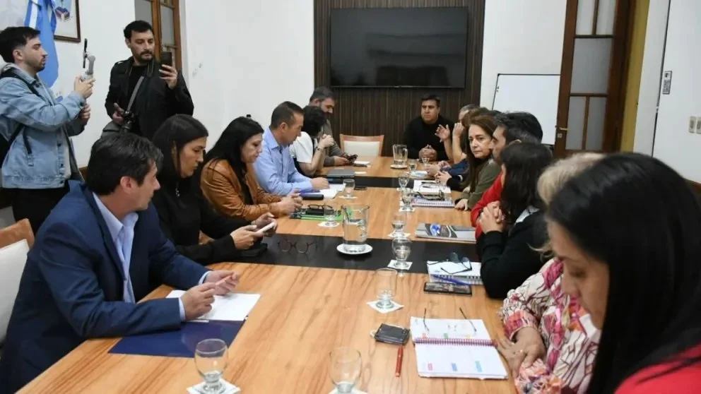El primer encuentro paritario se llevó a cabo ayer jueves a partir de las 18 en la Casa de Gobierno del Neuquén. Foto: Neuquén Informa. 