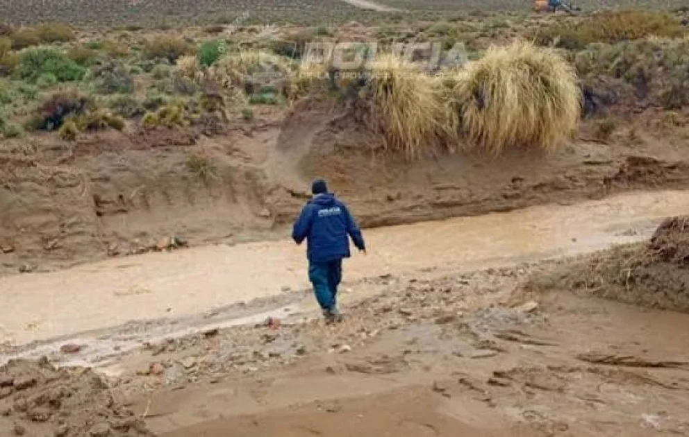 Los efectivos de la Comisaría 31 y vecinos de la meseta coordinaron tareas a pie y en vehículos para superar los socavones provocados por el temporal.