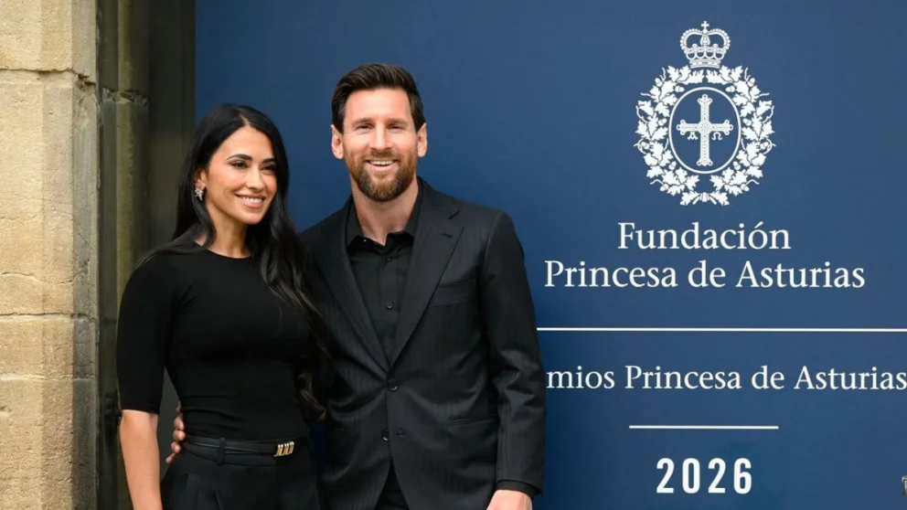 Antonela Roccuzzo y Lionel Messi eligieron combinar sus outfits. Fuente: AFP / Getty Images.