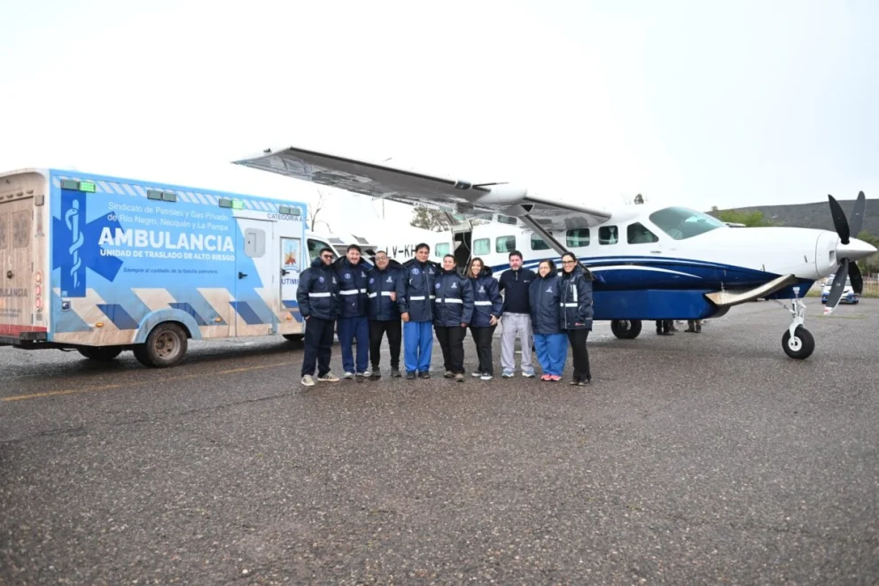 Aeronave sanitaria en el aeropuerto de Rincón de los Sauces durante la evacuación de pacientes, el viernes 23 de octubre de 2026.
