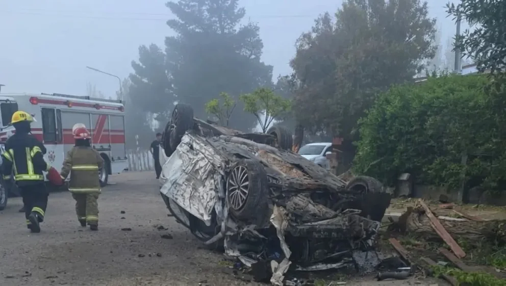 El Yaris totalmente destruido luego del vuelco en pleno centro de Plaza Huincul. Foto: gentileza.