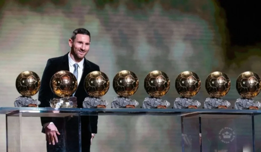 Lionel Messi posando junto a sus balones de oro. Foto: gentileza