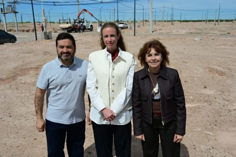 Funcionarios municipales recorren las obras de urbanización del Distrito 6, en el sector de la Meseta de Neuquén, donde se proyectan 403 lotes con servicios.
