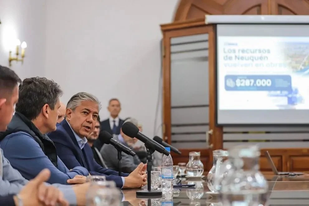Autoridades provinciales durante la presentación del plan de obras de agua potable y saneamiento para Neuquén capital, el 26 de octubre de 2026.