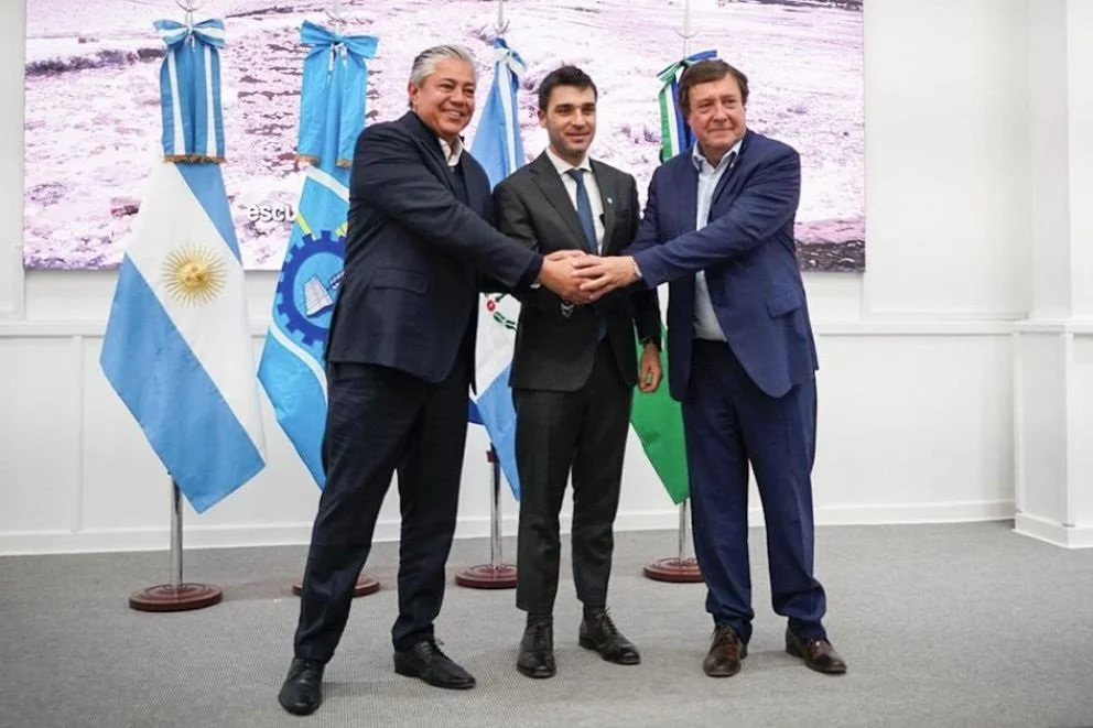 El encuentro de los tres gobernadores cuando se firmó el acuerdo de la obra que quedó inaugurada este lunes. Foto: archivo
