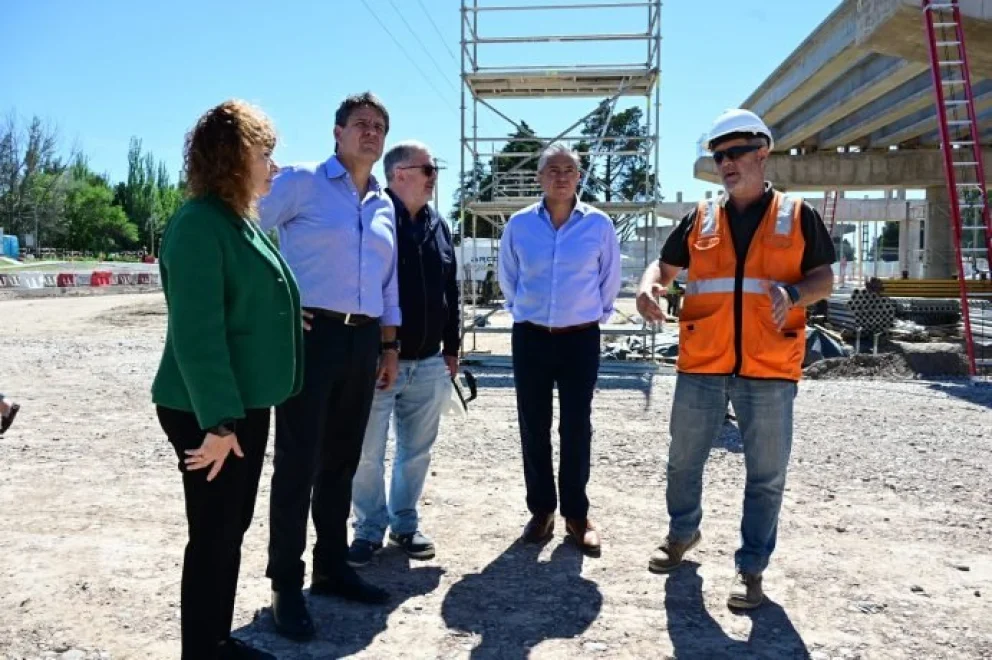 El intendente Mariano Gaido y el gobernador Rolando Figueroa recorrieron las obras del viaducto de la Gran Avenida, en el acceso este de Neuquén capital. Las autoridades estiman que la estructura estará lista en diciembre.