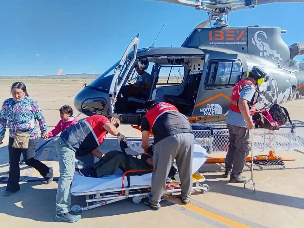 Un helicóptero del Sistema Nacional de Manejo del Fuego trasladó a un poblador desde el sector de Aguada del Sapo hasta Zapala, luego de que el barro impidiera el acceso por tierra.