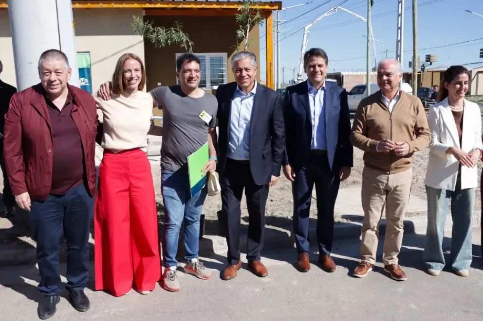 El gobernador Rolando Figueroa, la ministra Tanya Bertoldi y el intendente Mariano Gaido recorrieron las viviendas entregadas en Balcón de la Meseta, ciudad de Neuquén, el jueves 29 de octubre de 2026.