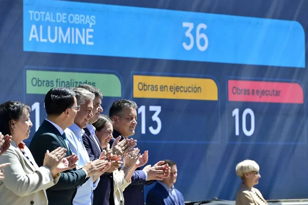 Rolando Figueroa y el intendente Diego Victoria encabezaron el acto por el 111° aniversario de Aluminé, donde firmaron convenios y anunciaron nuevas obras para la localidad. Foto: Gobierno de Neuquén.