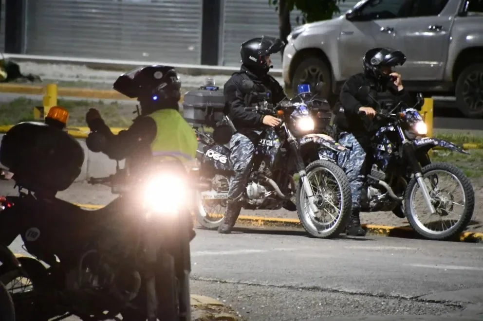 La Policía y Tránsito Municipal realizaron controles durante la madrugada en Alta Barda.